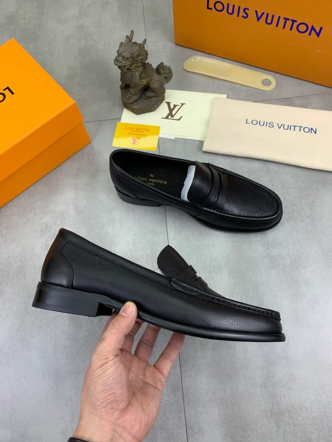 Men's men's shoes 💰P520 New style 💶[LOUIS VUITTON] Water-dyed Niuli Original order New style 🍀LV Louis Vuitton *——Top version of LV classic leather shoes! Made of imported original calfskin, original leather side strips and wear-resistant high-end rubber outsole! High quality products! Color: Black optional Size: 39-44 (45 customized)